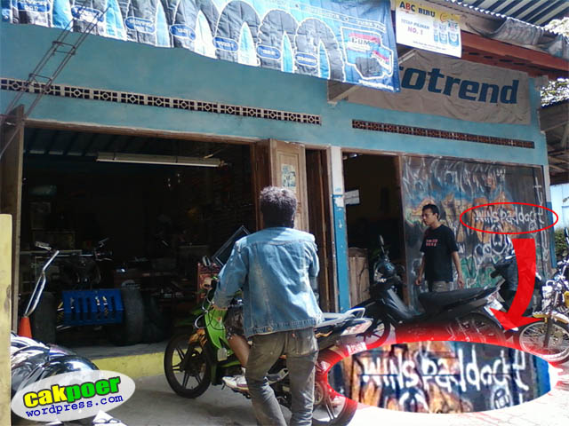 Siapa bilang Win's Paddock ga ada plang namanya...tuh ada :mrgreen: